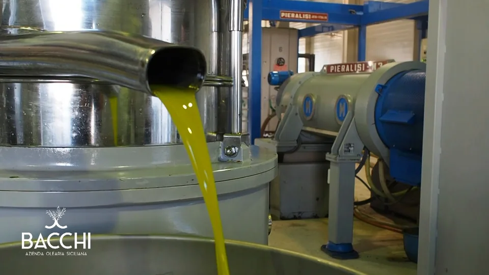 Olio che esce dal decanter in acciaio, fotogramma del video per l'oleificio Bacchi a Partinico